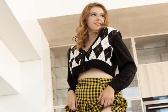 Ariana Reychers teases nudity, showing laptop slits in kitchen — Ariana Reychers #3