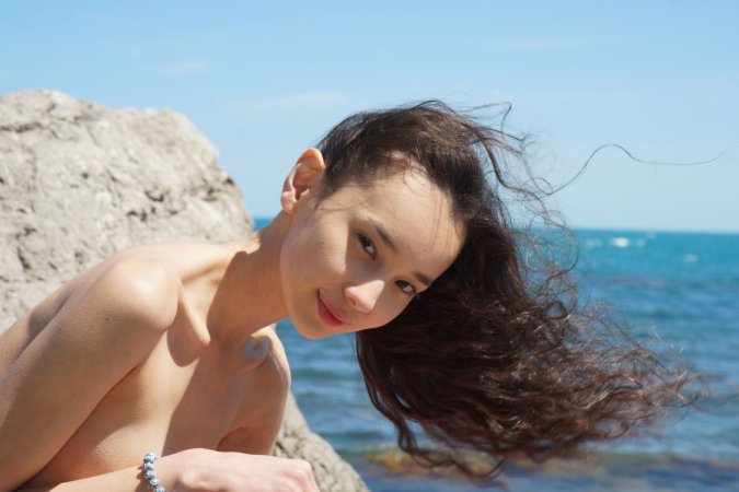 Djessy revels in salt breezes, unveiling curved scales on sun-warmed rocks — Djessy #4